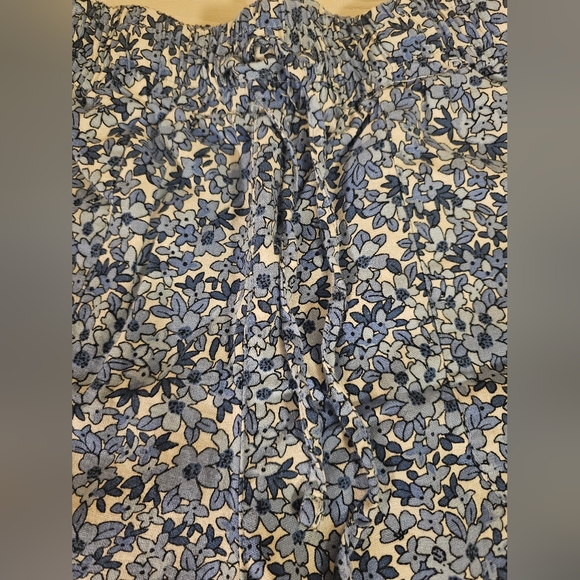 Blue and white Floral Shorts. Size Small. - Picture 5 of 6